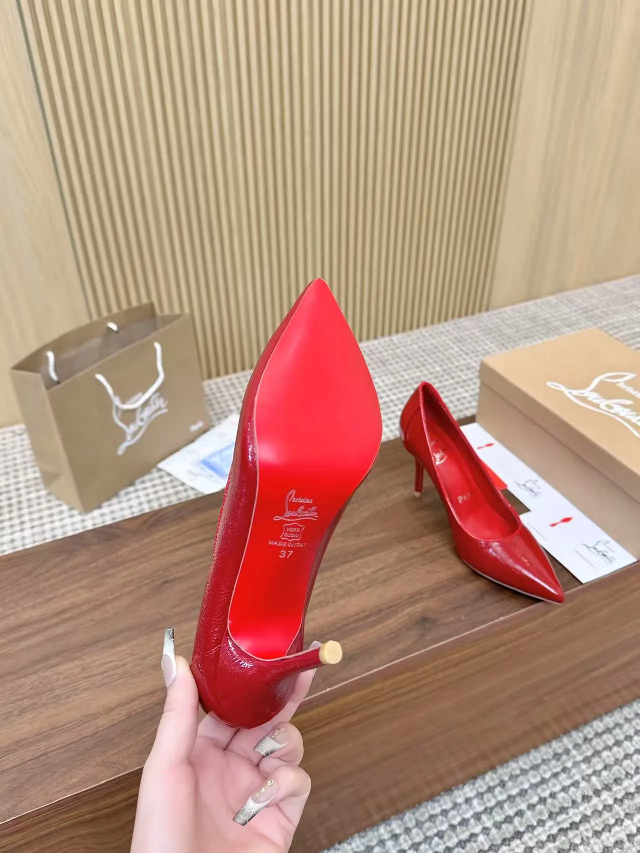👟👟Ex-factory price 480👟👟 Genuine leather sole +40 Year-round shipment💝Christian Louboutin CL👠 "Patent Leather Hemming Craft Series" Noble and luxurious, real blingbling👟👟 Real materials, all customized by the pattern maker, and the materials are made of original customized materials to achieve the taste of the original 5 color options💍Upper: Imported👉cow patent leather💪 Lining: Sheepskin foot pad/lining Size: 34-40.41.42 Heel height: two options: 10.5cm and 8.5cm